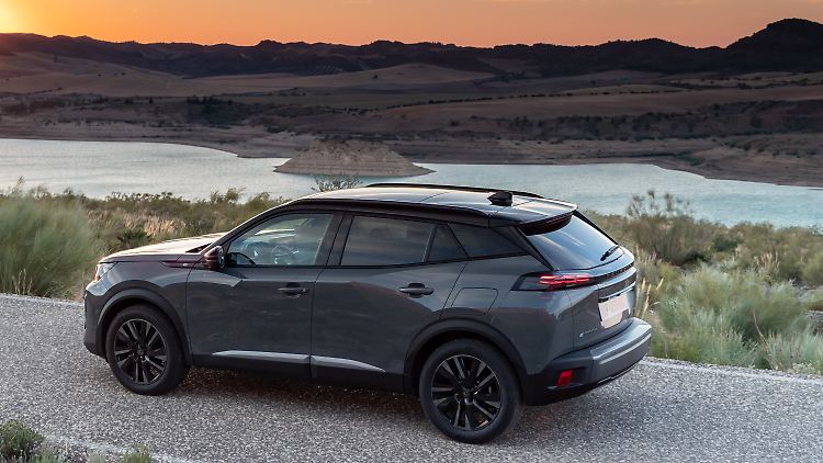 Obwohl der e-2008 auf einer Kleinwagenplattform basiert, erstreckt sich seine Karosserie auf eine Länge von 4,30 Meter.