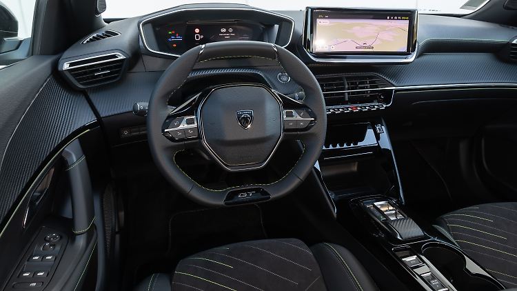 Schicke Materialien, gute Verarbeitung, sportliches Ambiente - der Innenraum des Peugeot e-2008 kann sich sehen lassen.