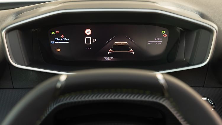 Bei voller Batterie sagt der Bordcomputer 400 Kilometer Reichweite voraus. Fährt man mit 120 km/h über die Autobahn, schrumpft die hoffnungsfrohe Prognose deutlich zusammen.