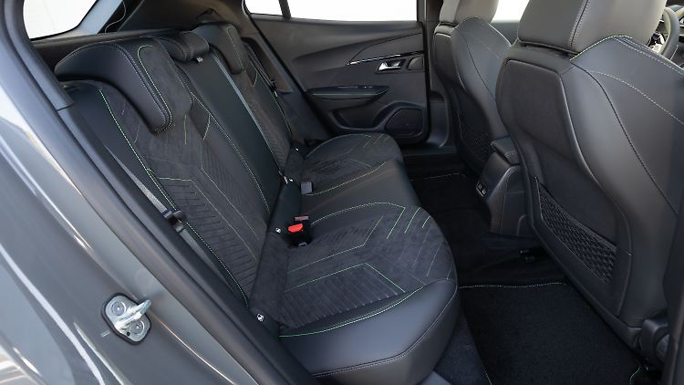 Auch Erwachsene können hinten gut sitzen. Ein Raumriese ist der Peugeot e-2008 allerdings nicht.