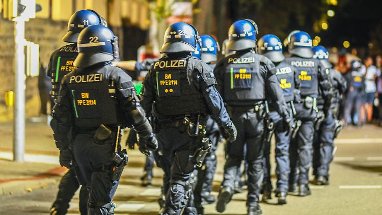 Dem Angeklagten wird Landfriedensbruch, versuchte Körperverletzung und Angriff auf Vollstreckungsbeamte vorgeworfen. 