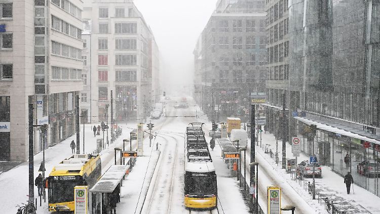 Bei Schnee und Glatteis sind Verspätungen auf dem Weg zur Arbeit oft unvermeidbar. Besser, man geht etwas früher los.