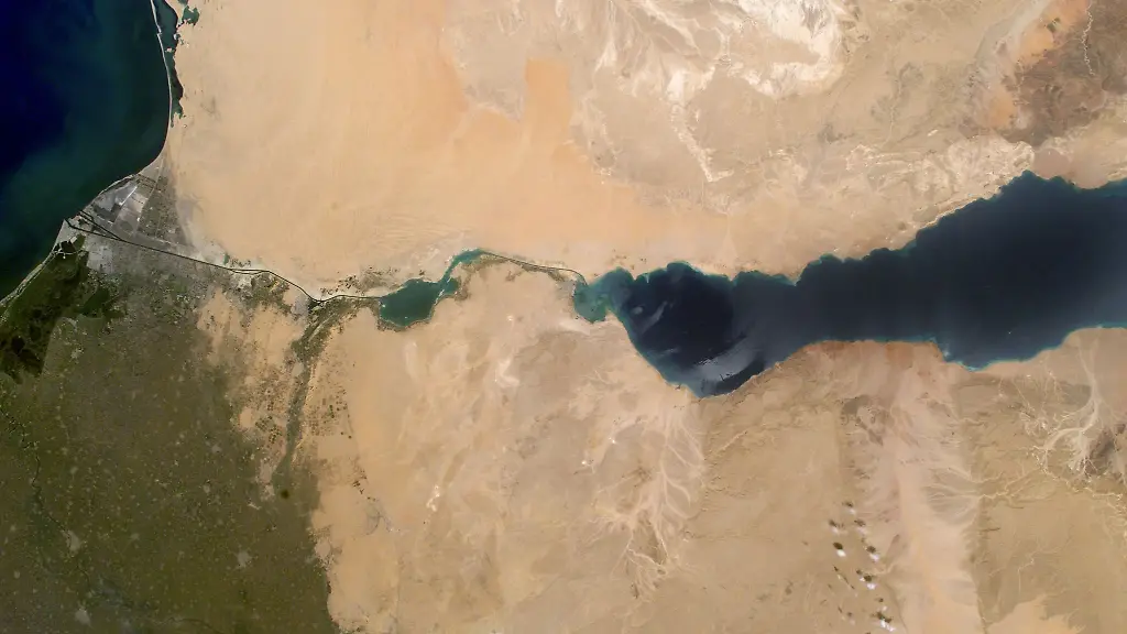 Der-Suezkanal-verbindet-das-Mittelmeeer-im-Norden-l-mit-dem-Roten-Meer-im-Sueden-r