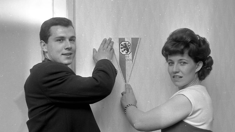 Ein seltenes Bild: Beckenbauer im Jahr 1965 zusammen mit der Frau von Löwen-Stürmer Timo Konietzka.