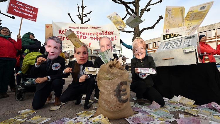 Seit 2022 steigt die AfD in den Umfragen in neue Höhen - und auch jüngste Enthüllungen dürften daran nichts ändern.