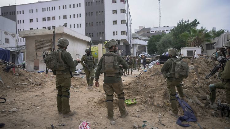 Israelische Soldaten patrouillieren vor dem Al-Schifa-Krankenhaus. 