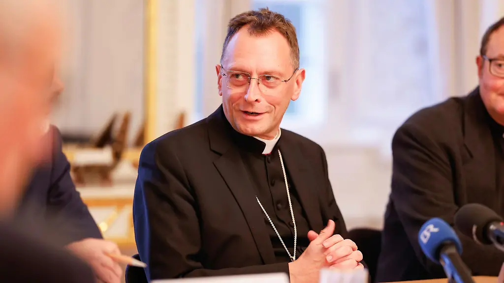 Der-neue-Bamberger-Bischof-Herwig-Goessl-M-spricht-waehrend-der-Pressekonferenz