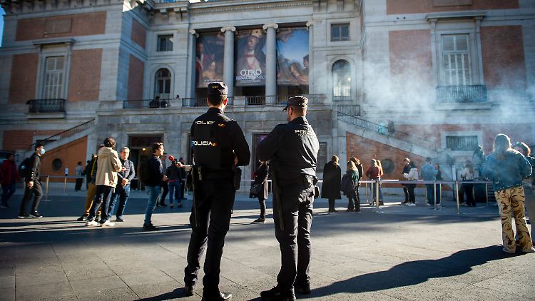 Polizisten bewachen Ende 2022 den Prado in Madrid. 