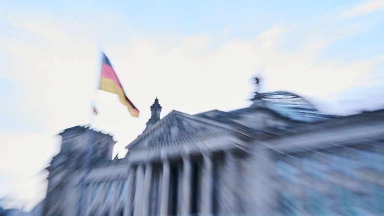 "Alle vier Jahre mal wählen - damit wird es in Zukunft nicht getan sein", sagt Lorenz Blumenthaler, Sprecher der Amadeu-Antonio-Stiftung.