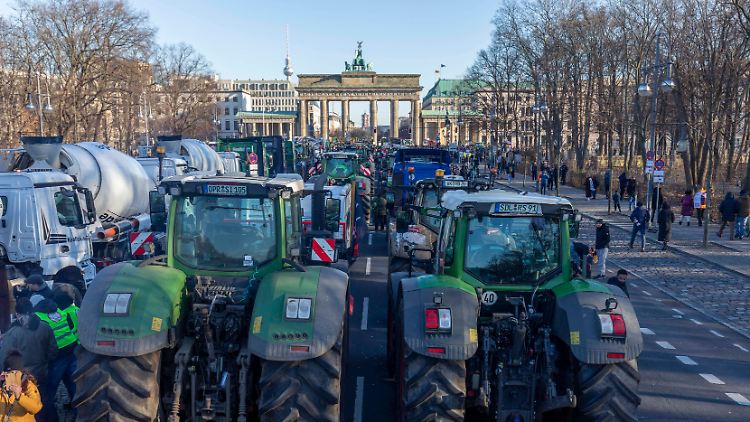 Schon vor einer Woche kamen einige Hundert Traktoren zum Brandenburger Tor. An diesem Montag dürfte es dort noch etwas voller werden.