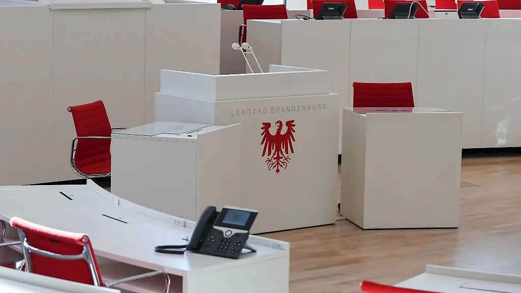 Das-Rednerpult-im-Plenarsaal-des-Landtages-Brandenburg
