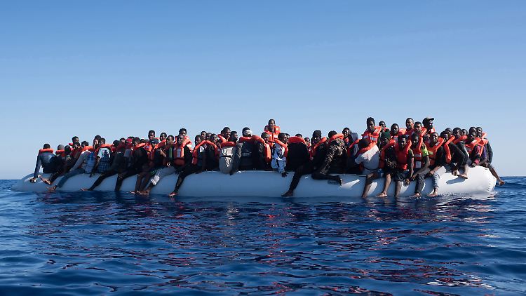 Hier kommen Migranten an der Küste Europas an - Rechtsextreme fordern ihre zwanghafte Abschiebung.