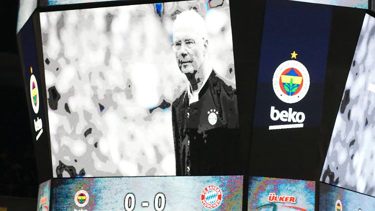 Auch beim Gastspiel der Münchner Basketballer bei Fenerbahçe Istanbul wurde Franz Beckenbauer gedacht.