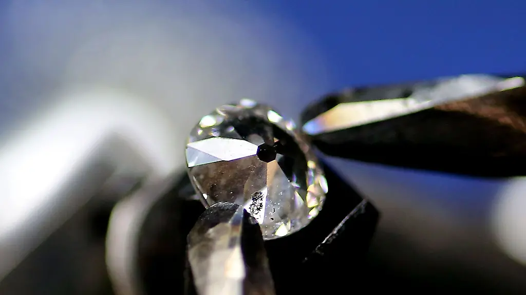 Russland-gilt-als-weltweit-groesster-Produzent-von-Rohdiamanten-2021-hatte-der-staatliche-Diamantenfoerderer-Alrosa-Einnahmen-in-Hoehe-von-332-Milliarden-Rubel-rund-3-4-Milliarden-Euro