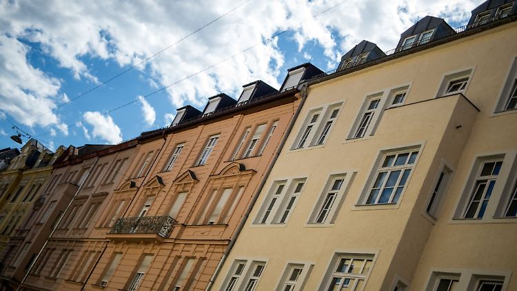 Der Mieterbund befürchtet wegen der Krise am Bau und Hunderttausender fehlender Wohnungen einen weiteren drastischen Anstieg der Mieten.