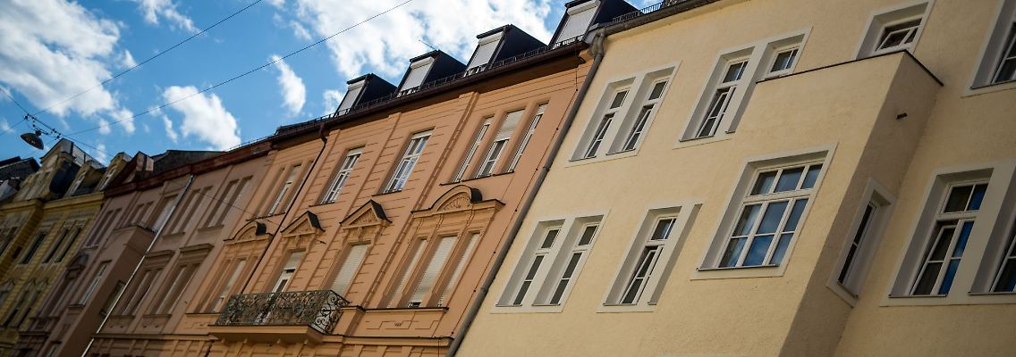 Der Mieterbund befürchtet wegen der Krise am Bau und Hunderttausender fehlender Wohnungen einen weiteren drastischen Anstieg der Mieten. Selbst in Hochpreisregionen wie hier in München seien die Mieten auch bei bestehenden Verträgen in den vergangenen beiden Jahren so stark wie noch nie gestiegen.