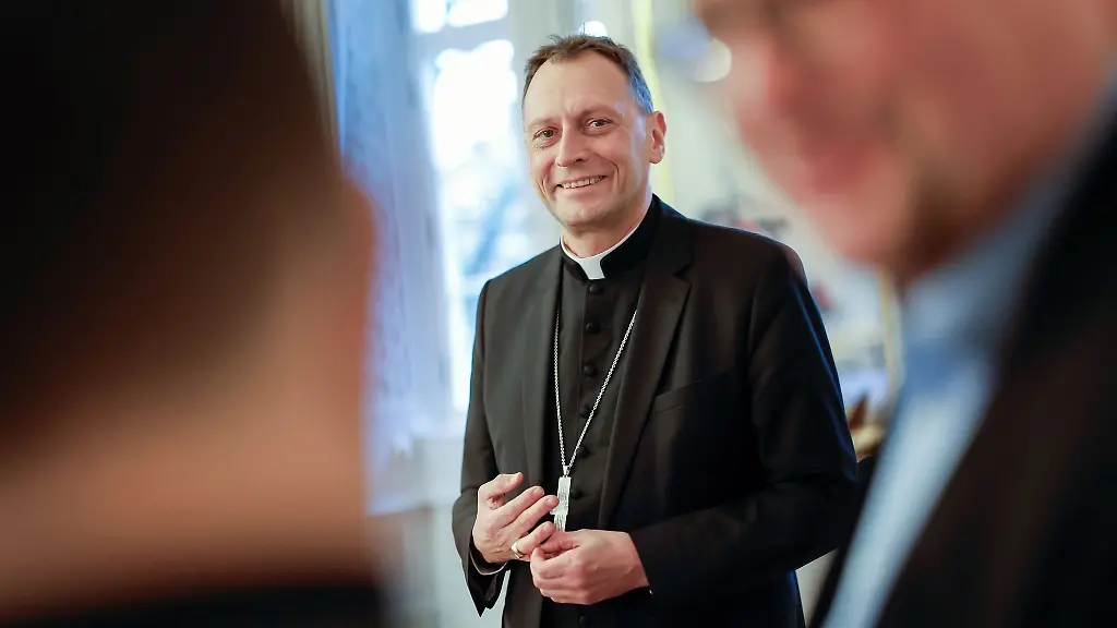 Der-neue-Bamberger-Bischof-Herwig-Goessl-spricht-in-der-Bischofsresidenz-mit-Journalisten