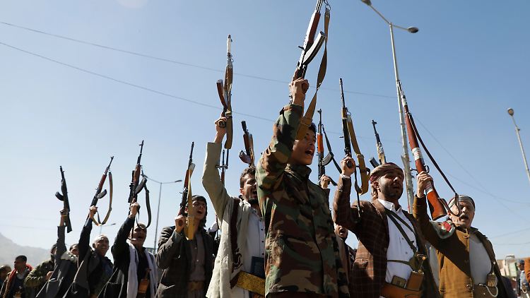 Neue Rekruten der Huthi-Miliz halten Waffen in die Höhe und skandieren Parolen, während sie sich in Sanaa versammeln.