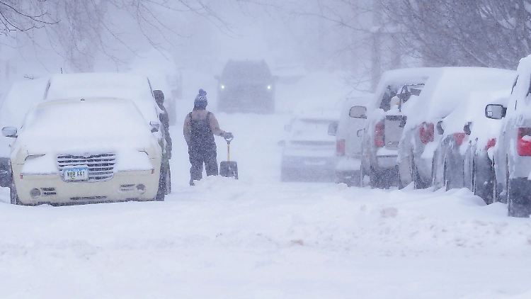 Ein "lebensbedrohlicher" Schneesturm im US-Bundesstaat Iowa könnte dazu führen, dass weniger Menschen als normalerweise zur Vorwahl-Abstimmung am Montagabend erscheinen werden.