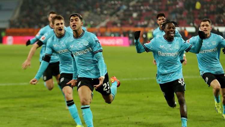 Bayer Leverkusen gewinnt in letzter Minute beim FC Augsburg.