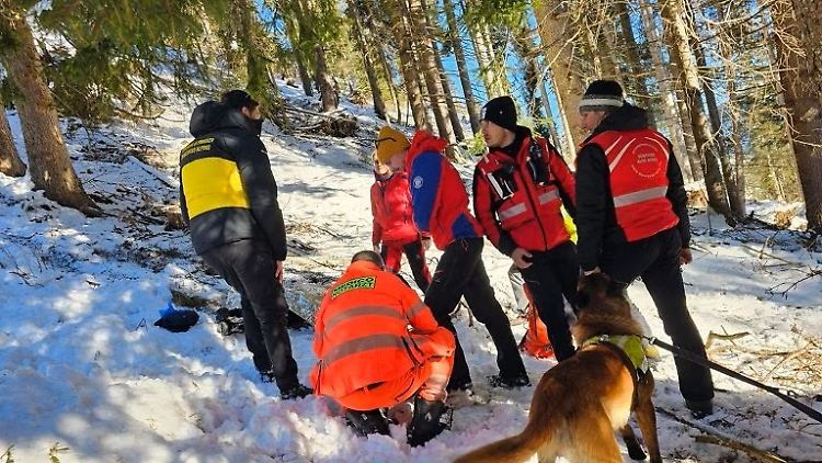 Rettungskräfte an der Fundstelle der Leiche.