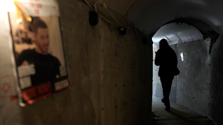 "Keine frische Luft, sehr wenig Nahrung, keine Medikamente, kein Sonnenlicht" - unter solchen Bedingungen werden israelische Geiseln vermutlich seit Monaten in Gaza gefangen gehalten.