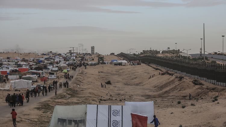 Nahe des Grenzübergangs Rafah halten sich Hunderttausende aus ihren Häusern geflohene palästinensische Zivilisten auf.