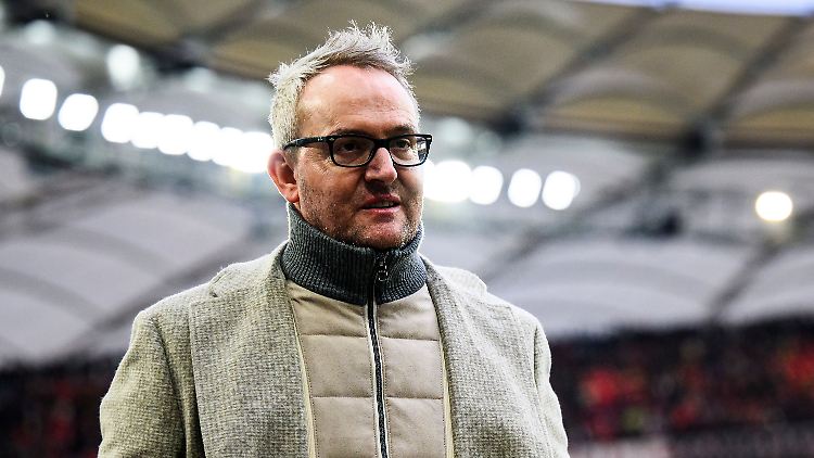 Alexander Wehrle geht den Klubpräsidenten Claus Vogt scharf an.