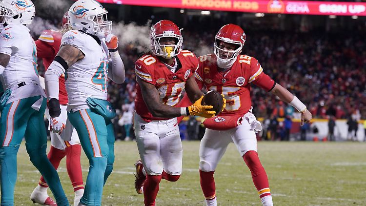 Pacheco (mit Ball) und Mahomes (rechts) zogen mit ihren Kansas City Chiefs in die zweite Runde der Playoffs ein.