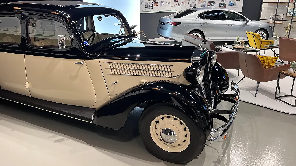 01-Skoda-640-Superb-Generation-1-Modell-1935-und-Skoda-Superb-Generation-5-Modell-2024-Quelle-autodrom