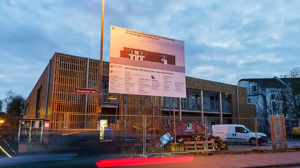 Ein-Auto-faehrt-an-der-Kindertagesstaette-MinniMax-im-Stadtteil-Laubenheim-vorbei