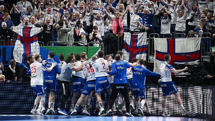 Eskalation auf der Platte, Eskalation auf der Tribüne.