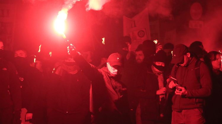 Eine identitäre Gruppe will mit ihrem Fackelmarsch angeblich die Pariser Schutzheilige würdigen.