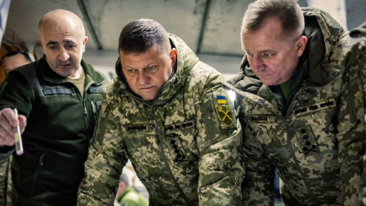 Armee-Befehlshaber Saluschnyj (m.) ist in der Bevölkerung und bei den Soldaten sehr beliebt.