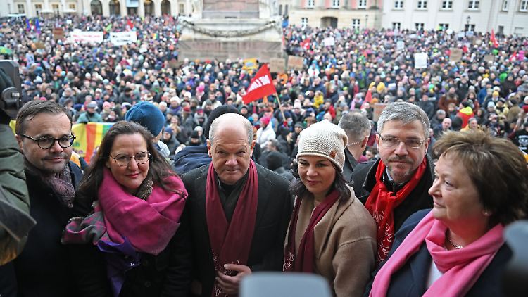 Der Kanzler und die Außenministerin schlossen sich der Demonstration in ihrem Wahlkreis Potsdam an.