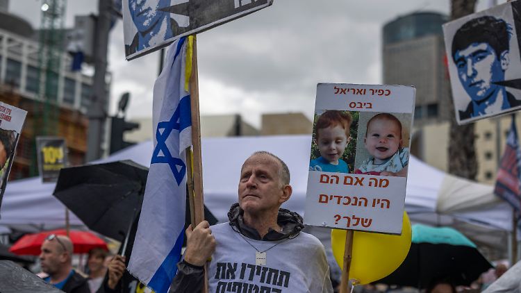 Heute vor 100 greift die Hamas Israel an. Mit 24-stündigen Protesten und Mahnwachen erinnern Israelis landesweit an Landsleute - und Kinder-, die noch immer verschwunden sind.