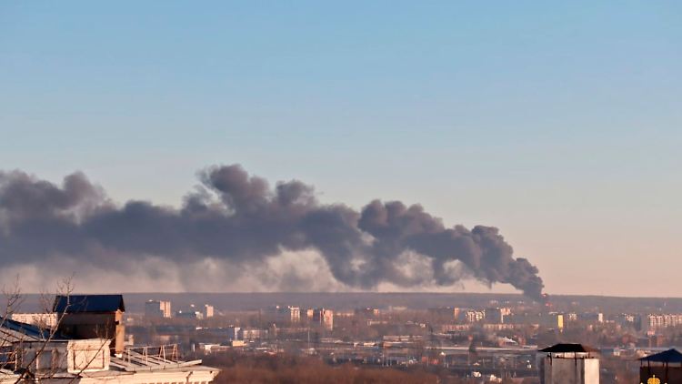 Russlands Flugabwehr hat nach eigenen Angaben drei ukrainische Raketen über der russischen Region Kursk abgewehrt. Nicht der erste Angriff: Im Dezember 2022 soll am Flughafen Kursk ein Feuer nach einem ukrainischen Drohenangriff ausgebrochen sein (Archivbild).