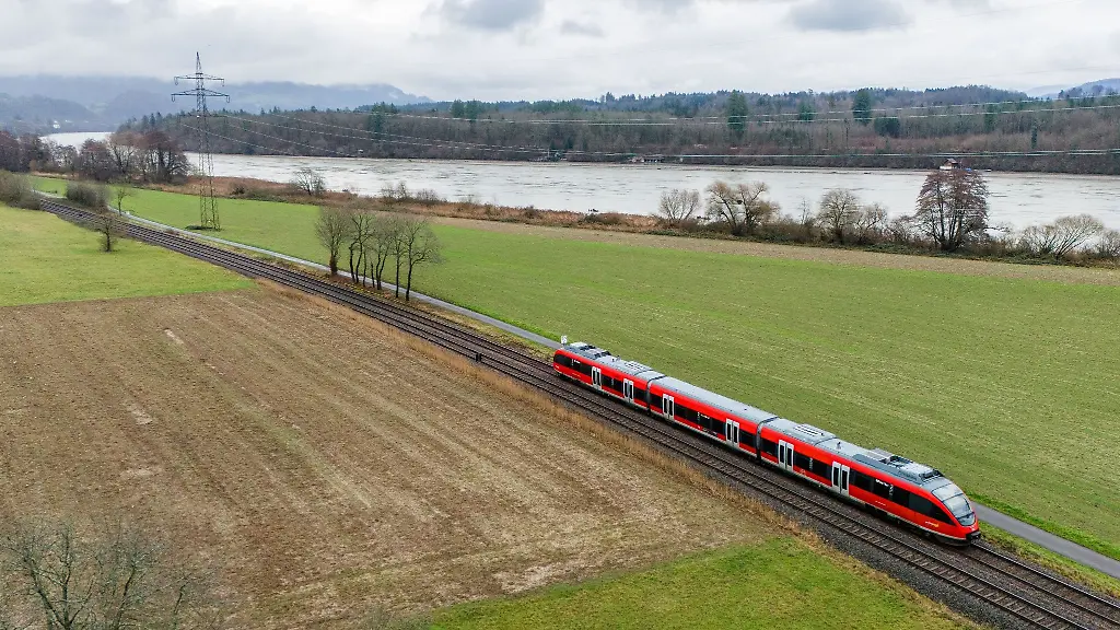 Ein-Zug-faehrt-auf-der-Strecke-der-Hochrheinbahn-zwischen-Basel-und-Erzingen