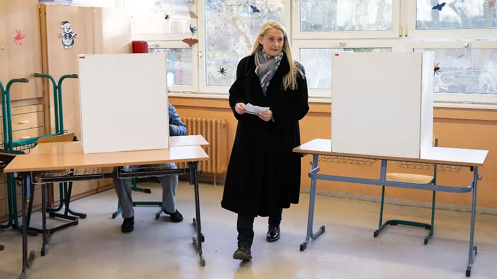 Kathrin-Dollinger-Knuth-CDU-Kandidatin-fuer-das-Oberbuergermeisterin-Amt-kommt-aus-einer-Wahlkabine