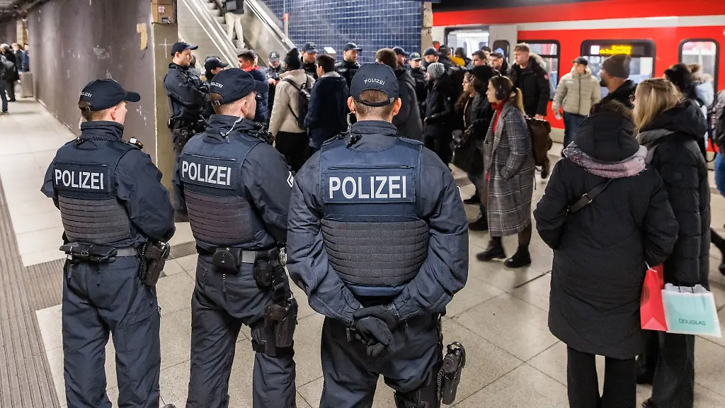 Beamte-der-Bundespolizei-an-einer-Kontrollstelle-im-Hauptbahnhof-Hamburg
