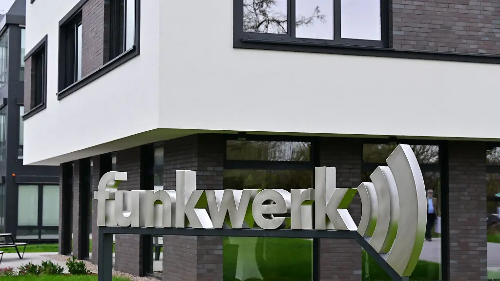 Das-Funkwerk-Logo-ist-vor-einem-Neubau-der-Funkwerk-Systems-GmbH-zu-sehen