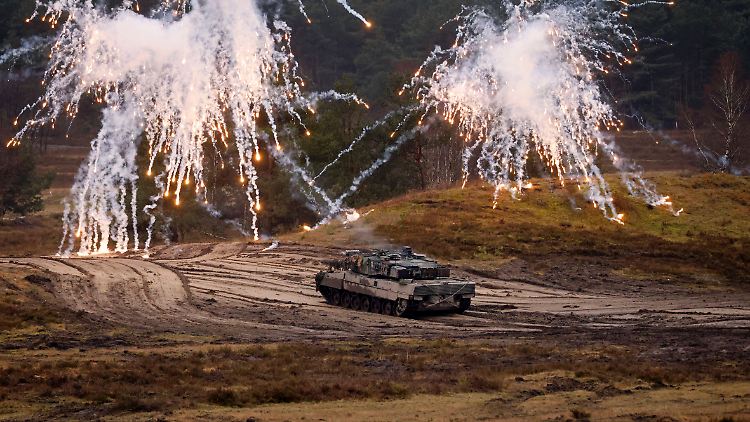 Ein Kampfpanzer Leopard 2 A6 demonstriert seinen Nebelwerfer auf Übungsgelände. 