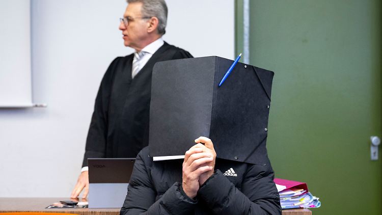 Der wegen sexuellen Missbrauchs angeklagte Fußballtrainer sitzt zum Prozessauftakt im Gerichtssaal des Landgerichts München I vor seinem Rechtsanwalt Peter Guttmann. 