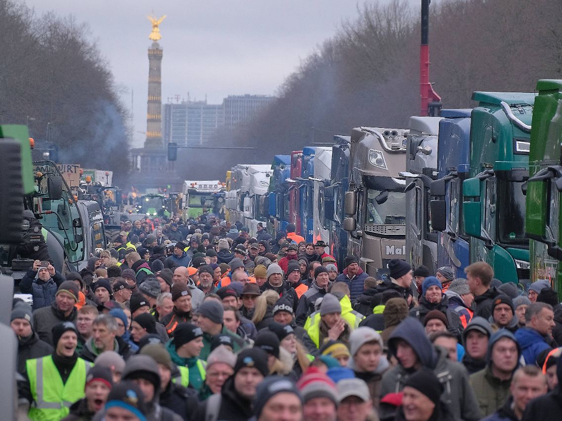 Nach Angaben von Rukwied kamen 30.000 zum Brandenburger Tor. Einige haben ihre Traktoren mitgebracht. Laut Polizei waren am Brandenburger Tor 6000 Fahrzeuge und 8500 Menschen. Allerdings kämen weiterhin Demonstranten hinzu - die Zahl werde also noch weiter steigen, erklärte die Polizei am Mittag.