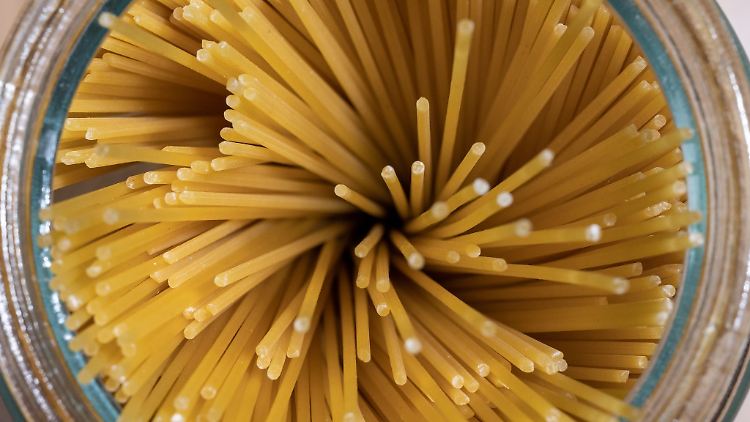 Spaghetti sind in einem Pasta-Glas zu sehen.