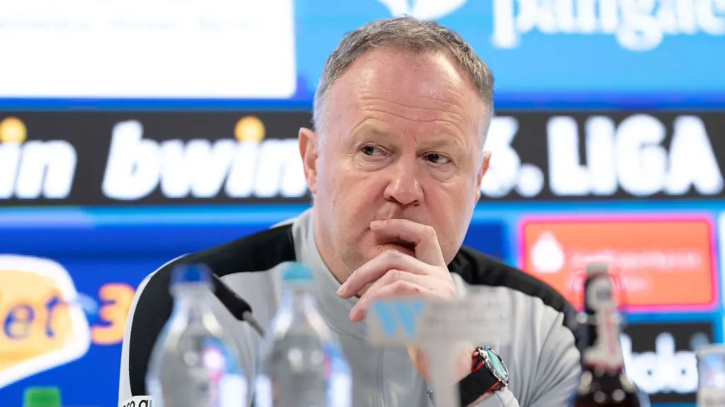 Interimstrainer-Frank-Schmoeller-nimmt-an-einer-Pressekonferenz-teil