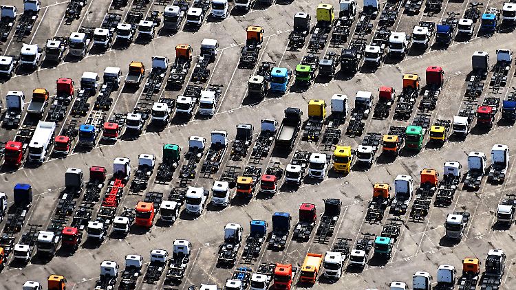 526.000 LKW und Busse brachte Daimler Truck im vergangenen Jahr an die Kunden.