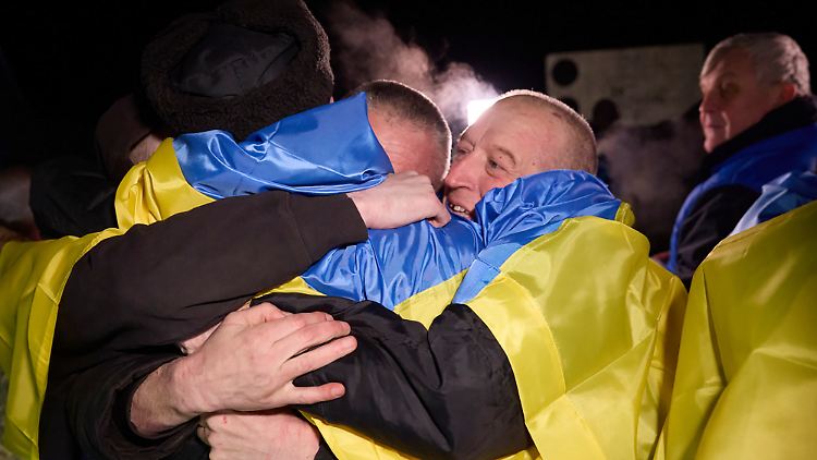 Auf diesem vom Pressebüro des ukrainischen Präsidenten zur Verfügung gestellten Foto umarmen sich ukrainische Kriegsgefangene nach dem Gefangenenaustausch Anfang Januar.