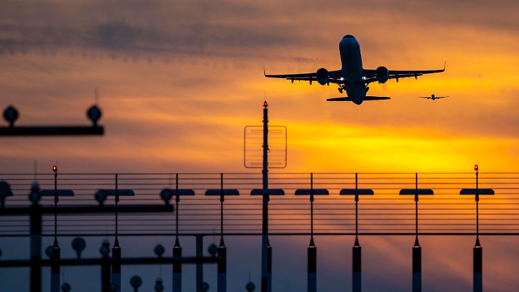 Fliegen soll ab Mai teurer werden.  