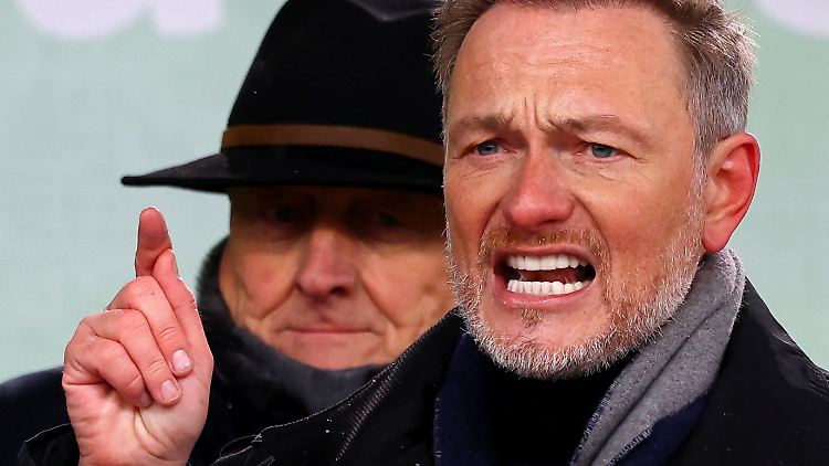 Lindner zeigte sich kämpferisch und verteidigte das Regierungshandeln. Doch er machte den Landwirten auch ein Gesprächsangebot. Bauernpräsident Rukwied (im Hintergrund) tat sein Möglichstes die aufgebrachten Demonstranten zu beruhigen.